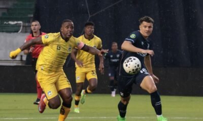 Anthony Bedoya, de Delfín, disputa el balón con Byron Palacios, de Universidad Católica. Foto: API