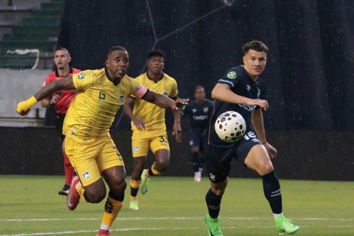 Anthony Bedoya, de Delfín, disputa el balón con Byron Palacios, de Universidad Católica. Foto: API