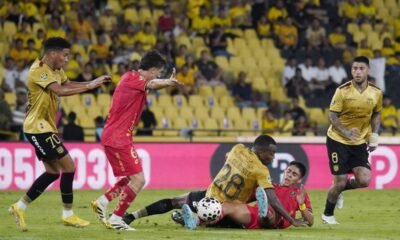 Jhonny Quiñónez, de Barcelona SC, y Bruno Miranda, de Aucas, en el juego en el Monumental. Foto: API