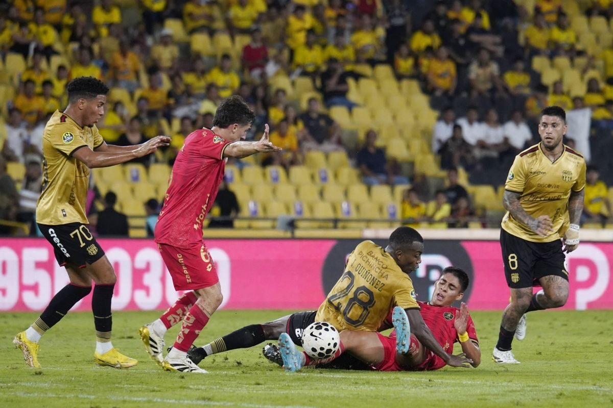 Jhonny Quiñónez, de Barcelona SC, y Bruno Miranda, de Aucas, en el juego en el Monumental. Foto: API