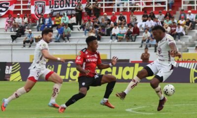 Cristhian Solazo, de Leones FC, ante jugadores de Mushuc Runa. Foto: API