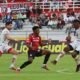 Cristhian Solazo, de Leones FC, ante jugadores de Mushuc Runa. Foto: API