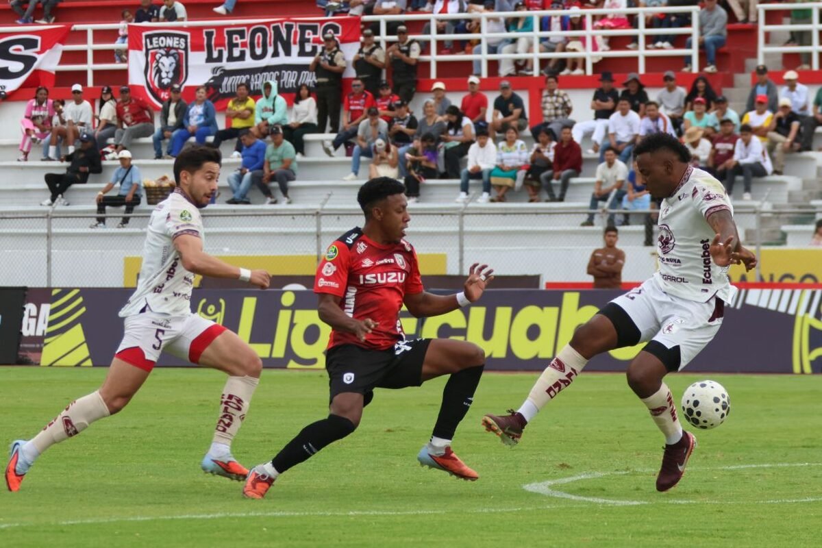 Cristhian Solazo, de Leones FC, ante jugadores de Mushuc Runa. Foto: API