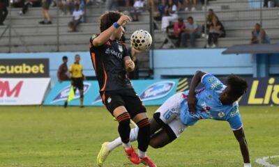 Luca Klimowicz, de Emelec, y Dagner Quintero, del Manta, en el estadio Jocay. Foto: API