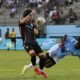 Luca Klimowicz, de Emelec, y Dagner Quintero, del Manta, en el estadio Jocay. Foto: API