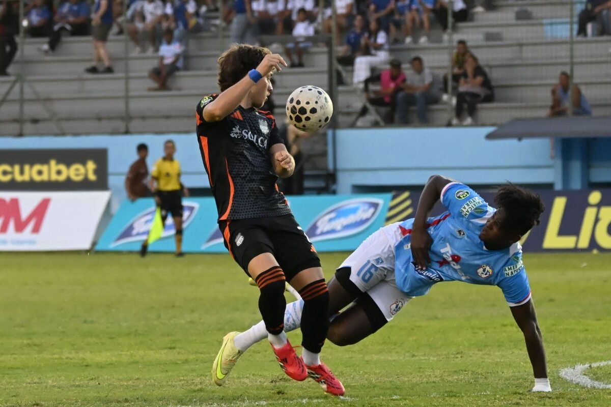 Luca Klimowicz, de Emelec, y Dagner Quintero, del Manta, en el estadio Jocay. Foto: API