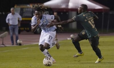 Junior Ayoví, de Guayaquil City, ante Beder Caicedo, de Orense. Foto: API