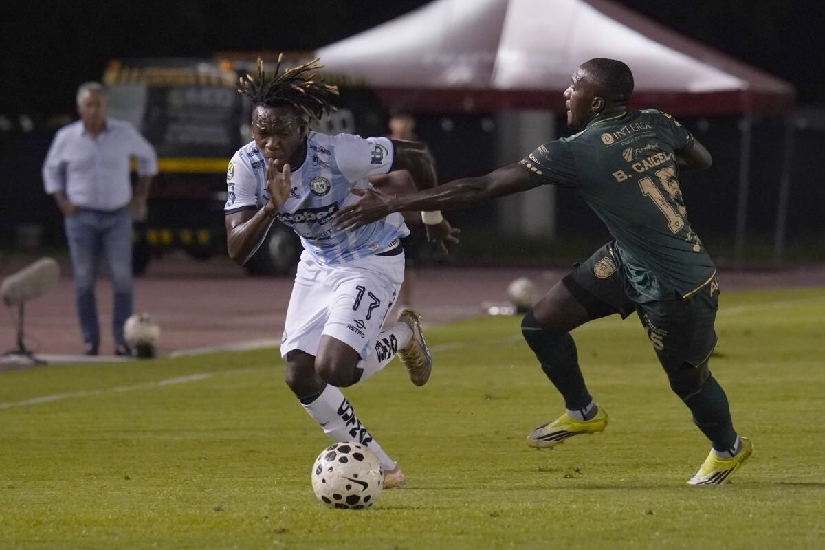 Junior Ayoví, de Guayaquil City, ante Beder Caicedo, de Orense. Foto: API