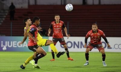 Édison Vega, del Deportivo Cuenca, en el juego ante Recoleta. Foto: API