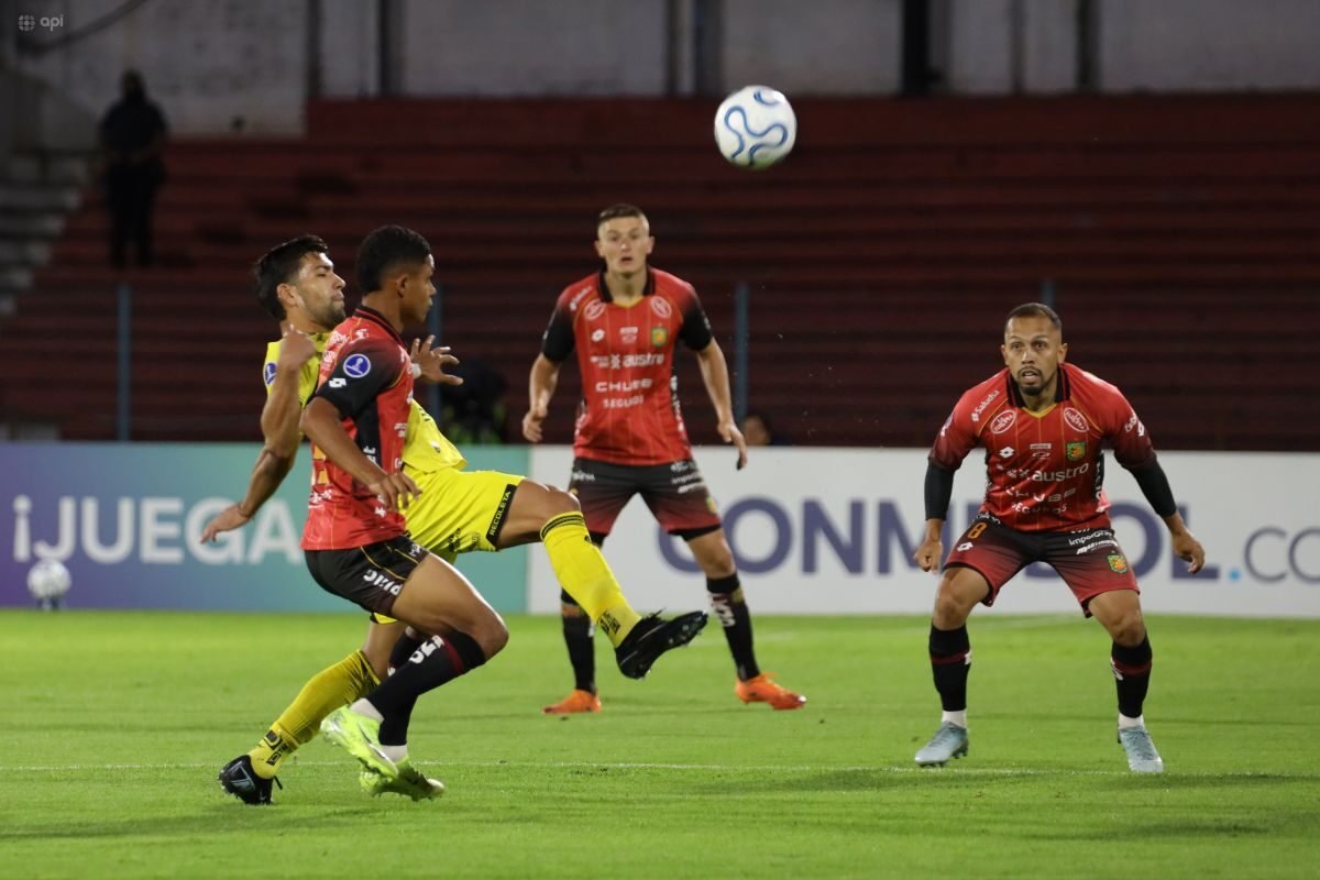 Édison Vega, del Deportivo Cuenca, en el juego ante Recoleta. Foto: API