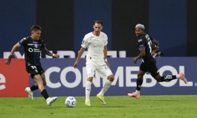 Layan Loor y Emerson, del Independiente del Valle, ante Libertad de Paraguay. Foto: API
