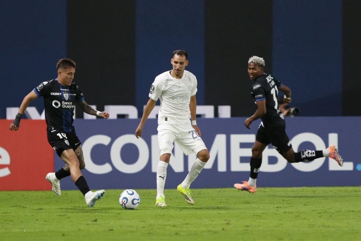 Layan Loor y Emerson, del Independiente del Valle, ante Libertad de Paraguay. Foto: API