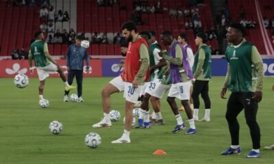 Los jugadores de Liga de Quito en el calentamiento antes del partido contra Lanús. Foto: API
