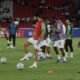Los jugadores de Liga de Quito en el calentamiento antes del partido contra Lanús. Foto: API