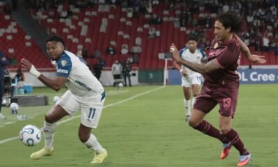 Michael Estrada, de Liga de Quito, ante el paraguayo José Canale, de Lanus. Foto: API