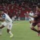 Michael Estrada, de Liga de Quito, ante el paraguayo José Canale, de Lanus. Foto: API
