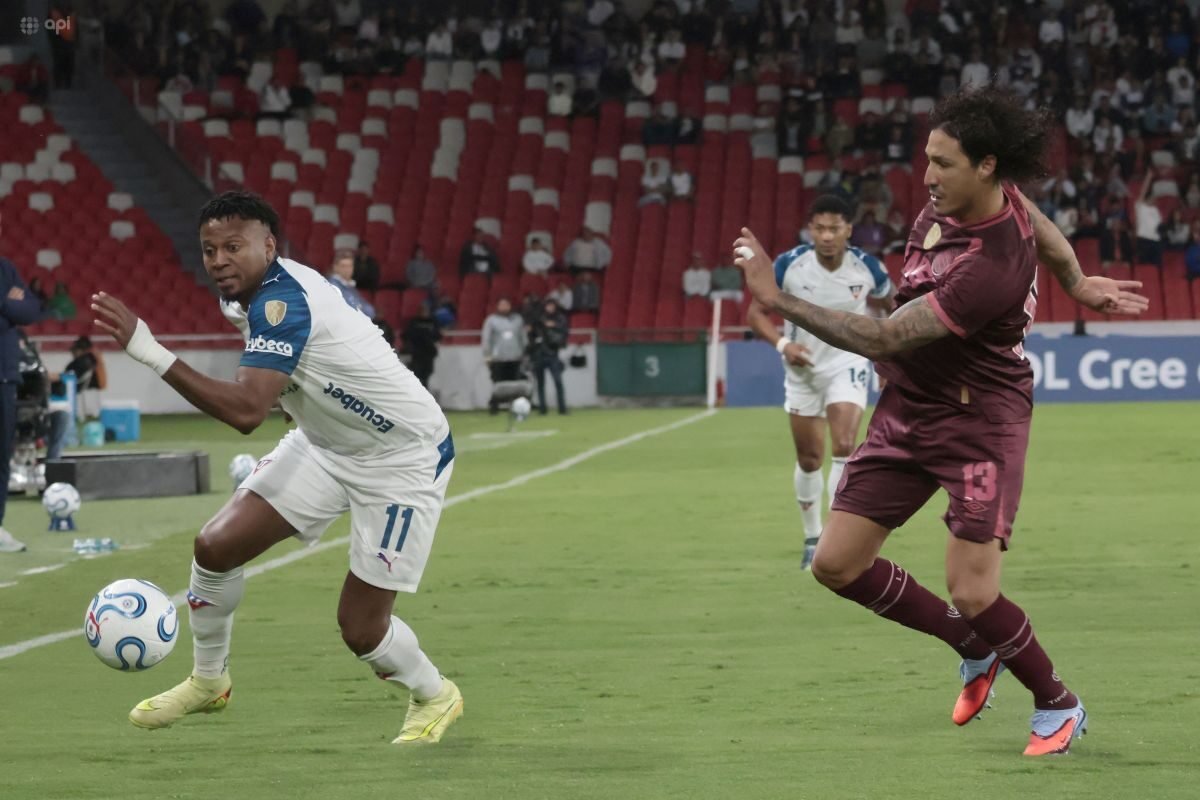 Michael Estrada, de Liga de Quito, ante el paraguayo José Canale, de Lanus. Foto: API