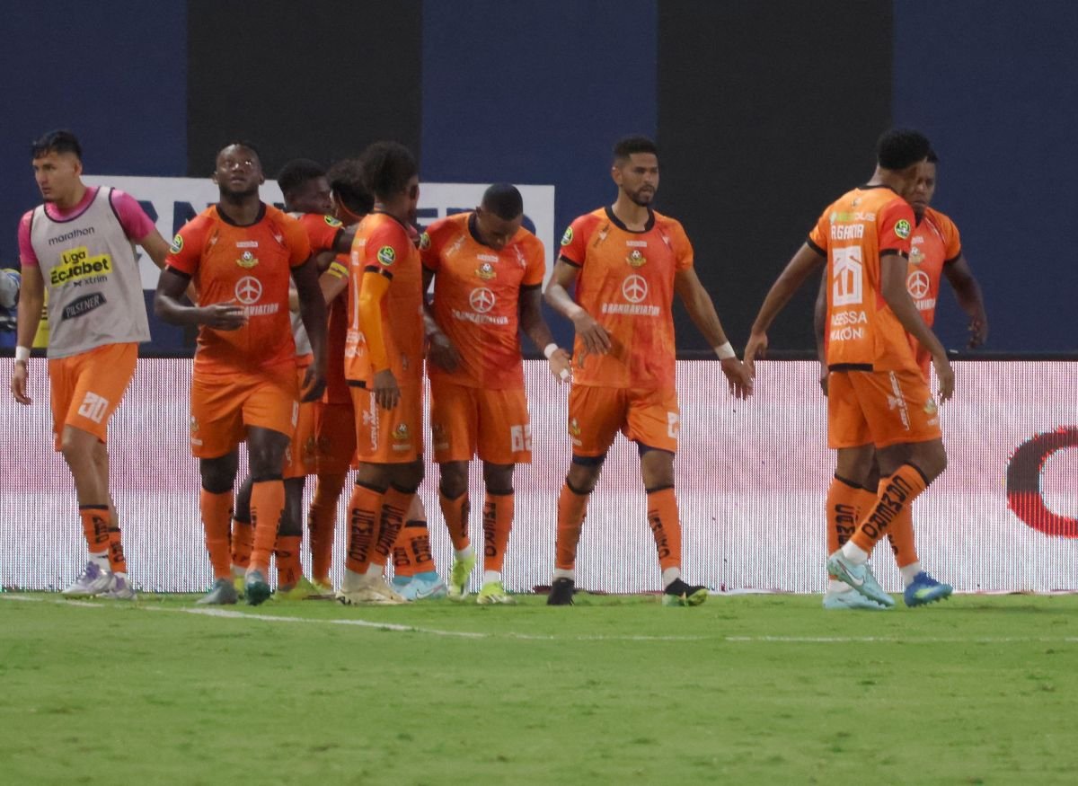 Los jugadores de Libertad FC celebran el segundo gol ante IDV en la LigaPro. Foto: API