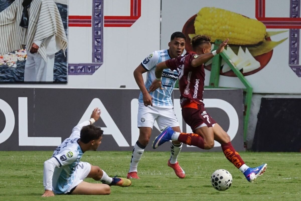 Jugadores de Mushuc Runa y Guayaquil City en Echaleche. Foto: API