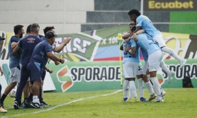 Los jugadores de Universidad Católica celebran un gol ante Orense. Foto: API