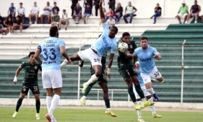 Luis Canga, Gregori Anangonó y Mauricio Alonso, con jugadores de Orense. Foto: API