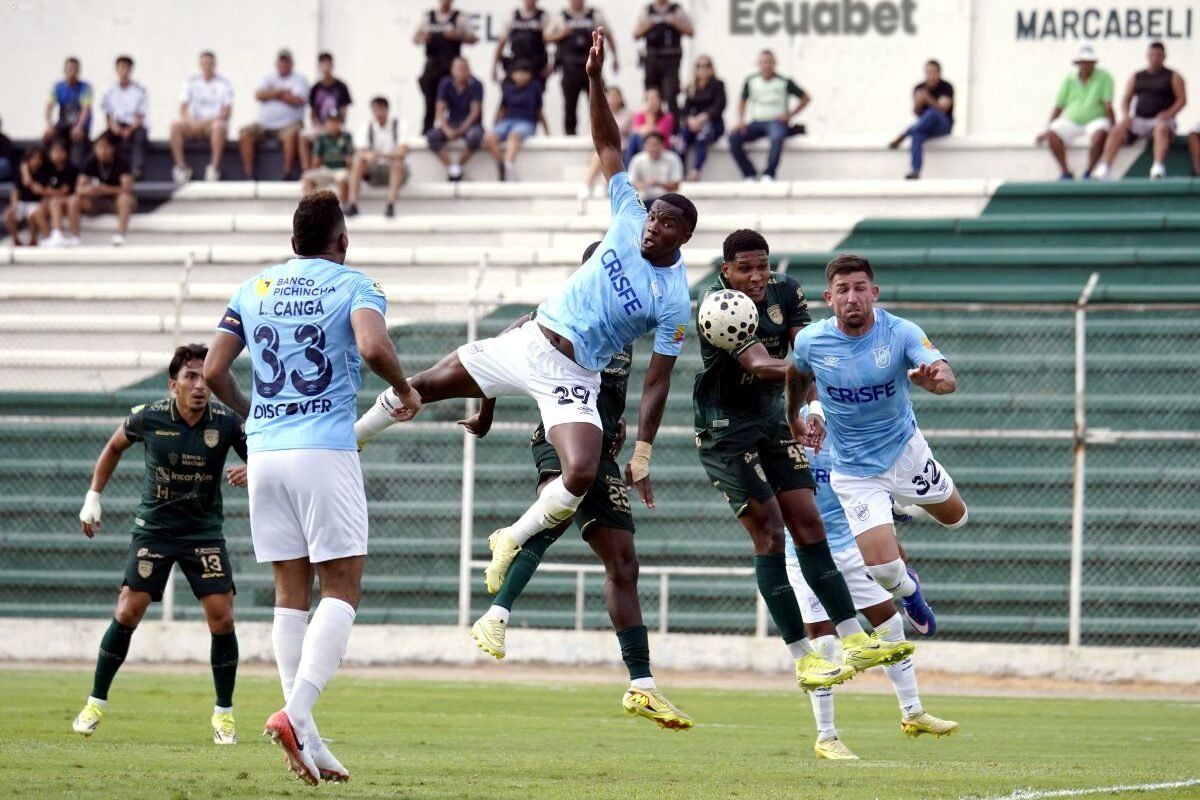 Luis Canga, Gregori Anangonó y Mauricio Alonso, con jugadores de Orense. Foto: API