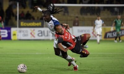Ricardo Adé, de Liga de Quito, y Édison Vega, del Deportivo Cuenca. Foto: API