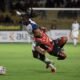 Ricardo Adé, de Liga de Quito, y Édison Vega, del Deportivo Cuenca. Foto: API