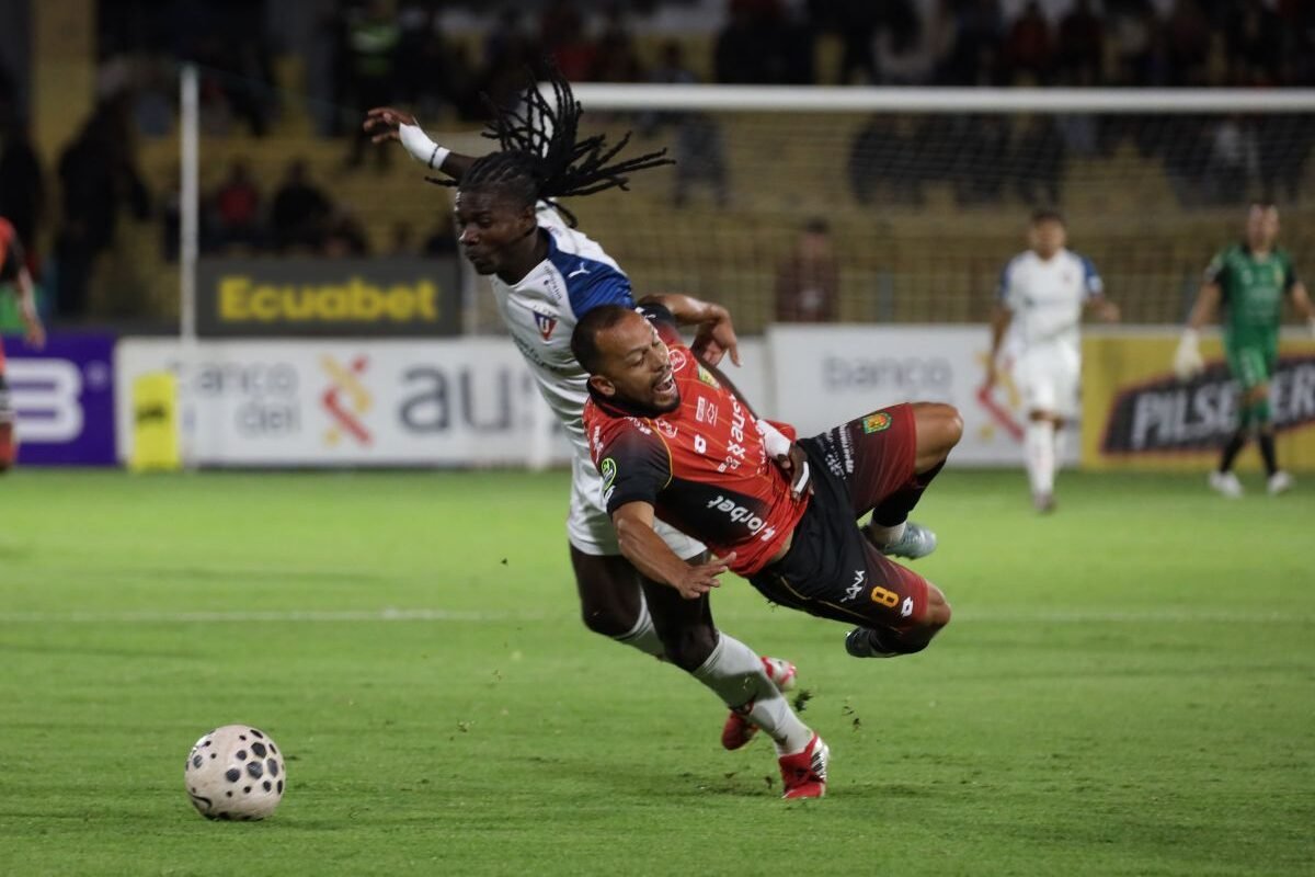 Ricardo Adé, de Liga de Quito, y Édison Vega, del Deportivo Cuenca. Foto: API