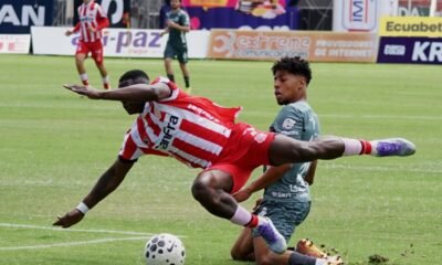 José Caicedo, de Técnico Universitario ante un jugador de Leones FC. Foto: API