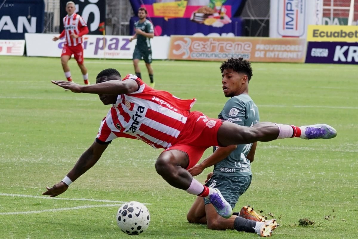 José Caicedo, de Técnico Universitario ante un jugador de Leones FC. Foto: API