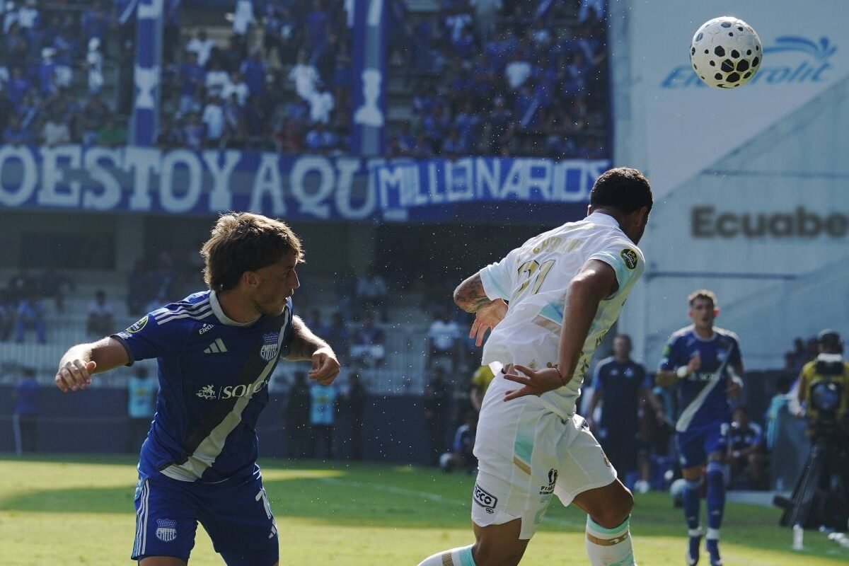 Luca Klimowicz anota de cabeza, el primer gol de Emelec ante Macará. Foto: API