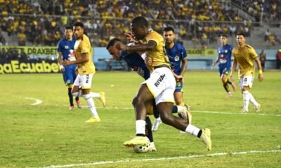 Jefferson Wila, de Barcelona SC, disputa el balón con un jugador del Delfín. Foto: API