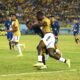 Jefferson Wila, de Barcelona SC, disputa el balón con un jugador del Delfín. Foto: API