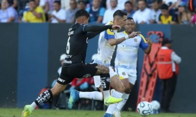 Ángel Di María, de Rosario Central, con Jordy Alcívar, de Independiente del Valle. Foto: API