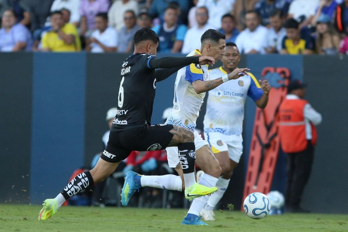 Ángel Di María, de Rosario Central, con Jordy Alcívar, de Independiente del Valle. Foto: API