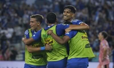 José Francisco Cevallos celebra con sus compañeros el gol de Juan Ruiz. Foto: API