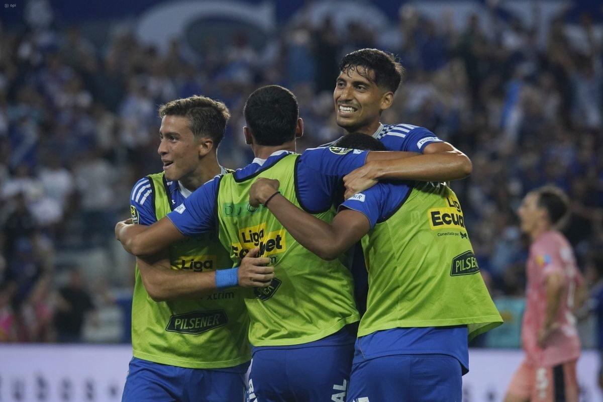 José Francisco Cevallos celebra con sus compañeros el gol de Juan Ruiz. Foto: API