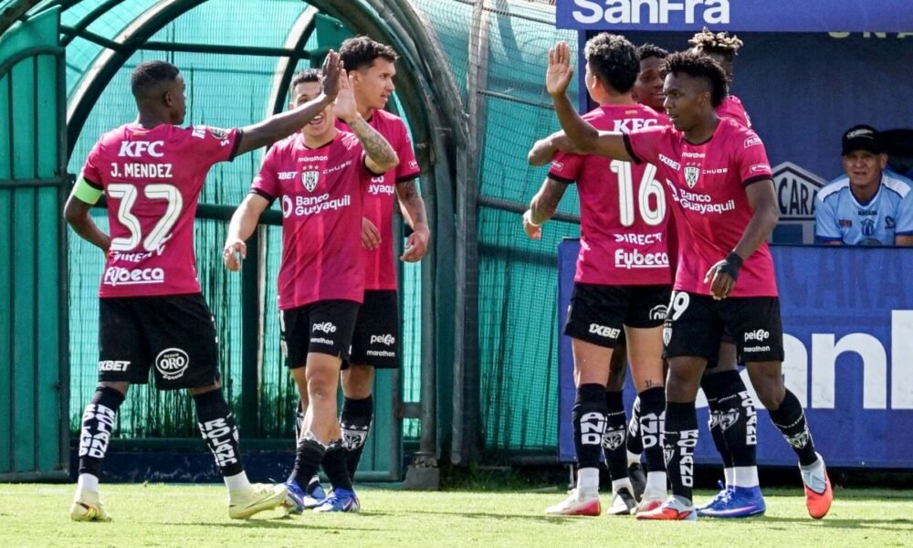 Los jugadores de Independiente del Valle celebran un gol ante Macará. Foto: API