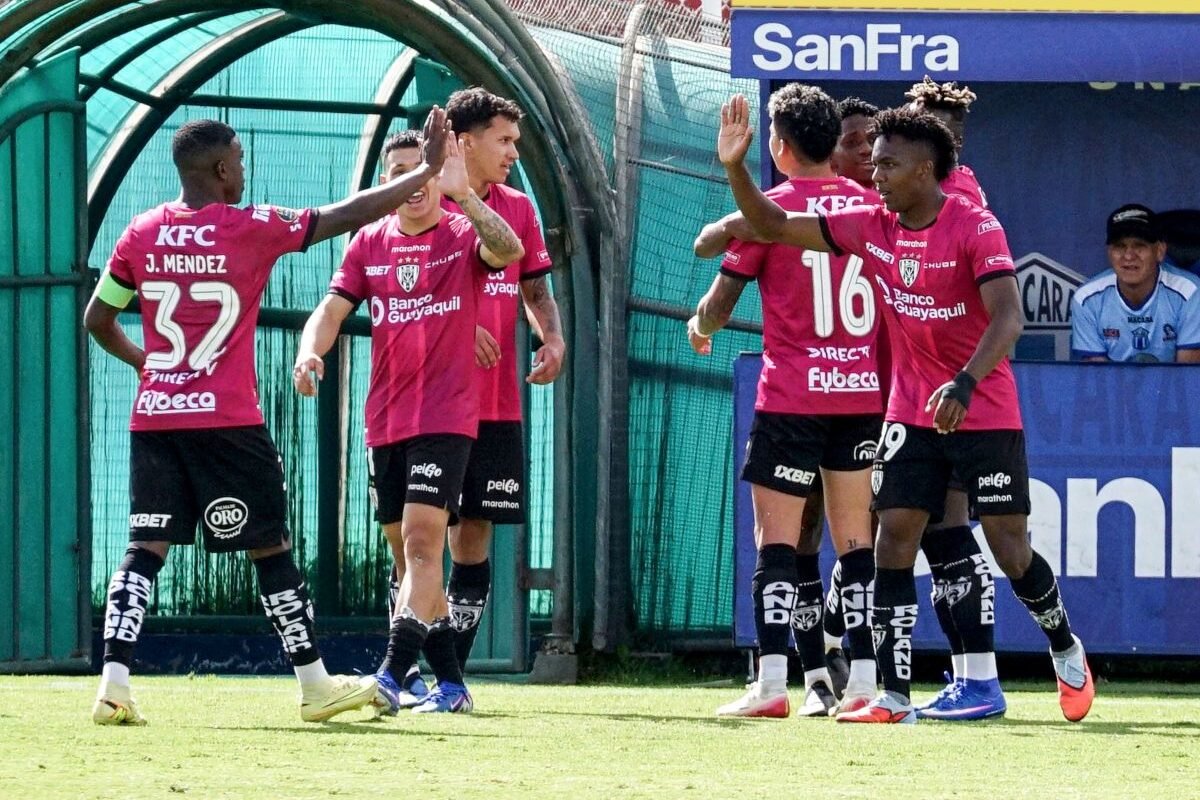 Los jugadores de Independiente del Valle celebran un gol ante Macará. Foto: API