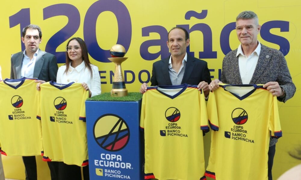 En la foto aparecen Tamara Espinoza Gerente de marca de Banco Pichincha, Francisco Egas Presidente de FEF, Alex Ganly, Director Eventos Torneos y Competencias Foto: API