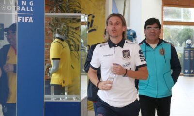 Sebastián Beccacece, entrenador de La Tri, y Pedro Muñoz, de logística de la FEF, en la Casa de la Selección. Foto: API