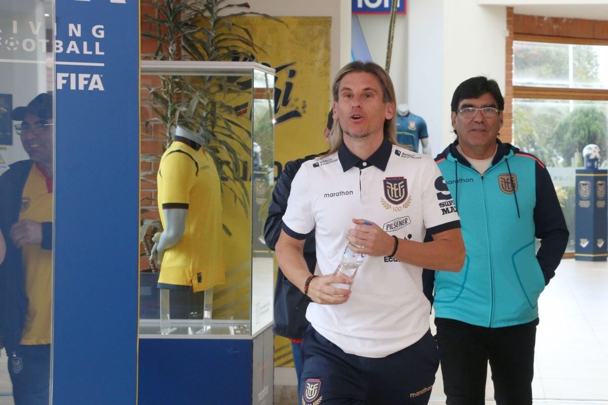 Sebastián Beccacece, entrenador de La Tri, y Pedro Muñoz, de logística de la FEF, en la Casa de la Selección. Foto: API