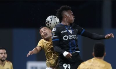 Djorkaeff Reasco, de Independiente del Valle, con Matías Lugo, de Barcelona SC. Foto: API