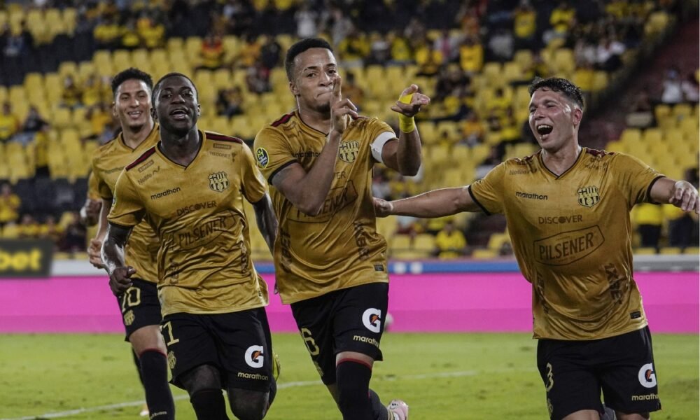 La plantilla de Barcelona SC celebra un gol marcado ante Manta FC. Foto: API