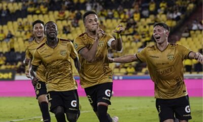 La plantilla de Barcelona SC celebra un gol marcado ante Manta FC. Foto: API