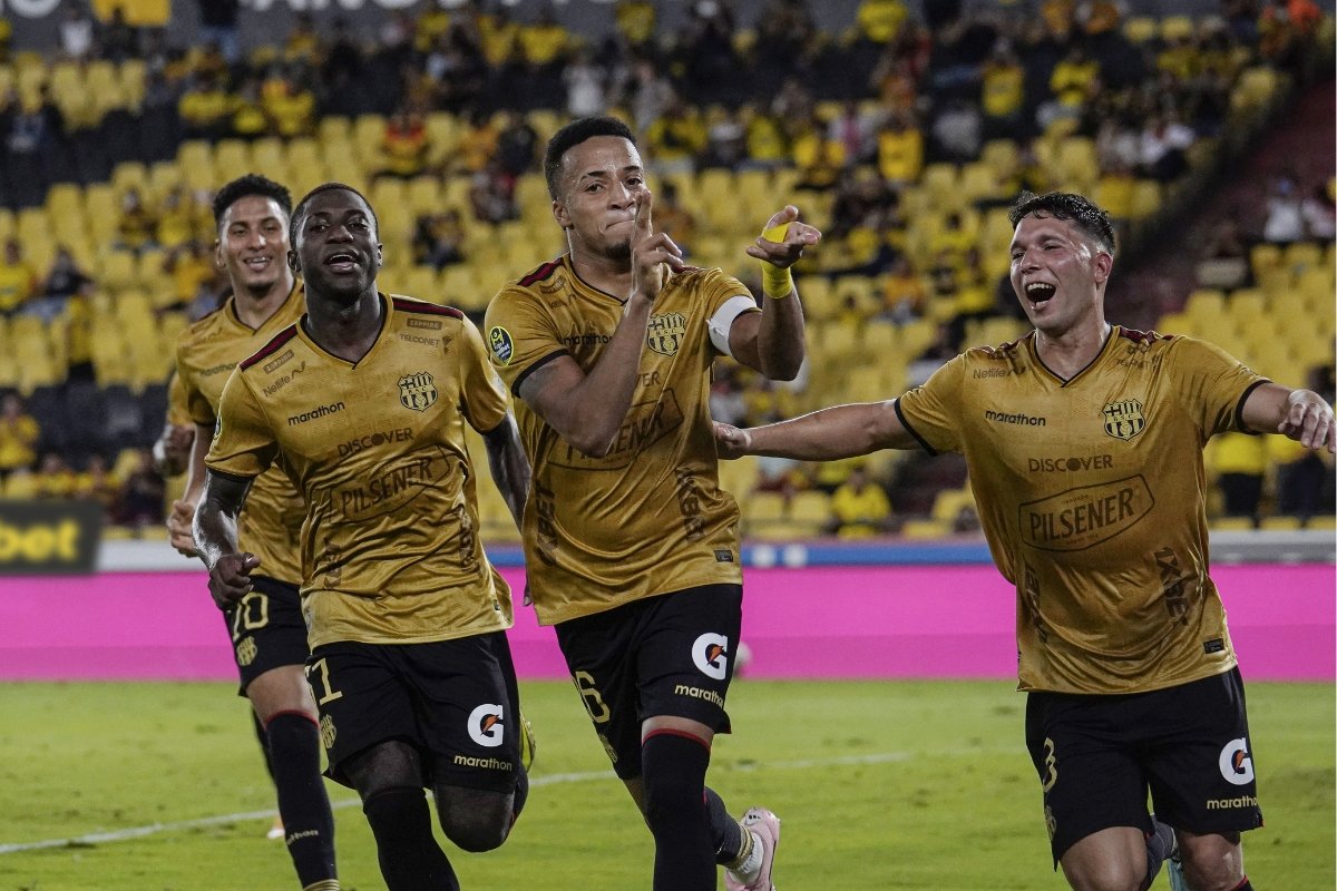 La plantilla de Barcelona SC celebra un gol marcado ante Manta FC. Foto: API