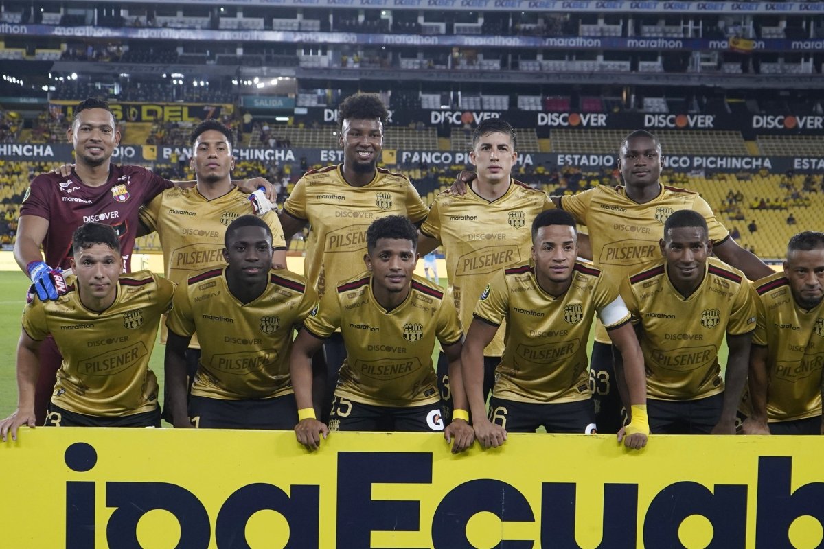 La plantilla de Barcelona SC en la previa del partido ante Manta FC. Foto: API