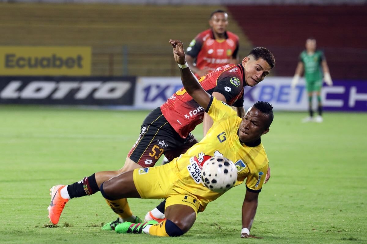 Deportivo Cuenca y Delfín jugaron en el estadio Alejandro Serrano Aguilar. Foto: API
