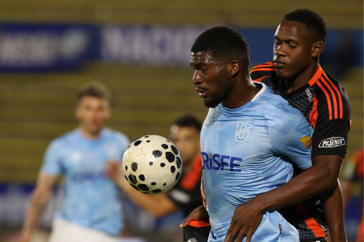 Azarías Londoño, jugador de Universidad Católica, juega la LigaPro ante Emelec. Foto: API